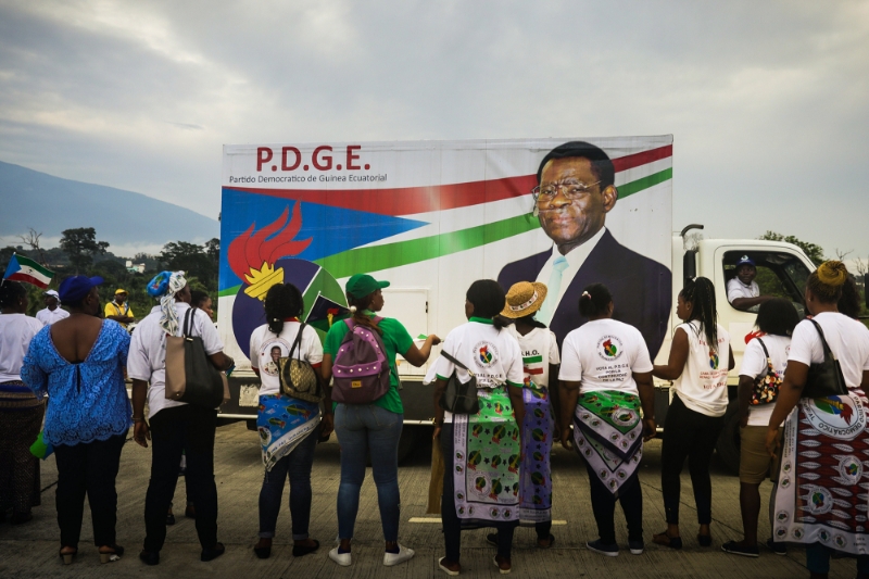 Sympathisants du Partido Democrático de Guinea Ecuatorial (PDGE) pendant la campagne des élections législatives de novembre 2017 à Malabo.