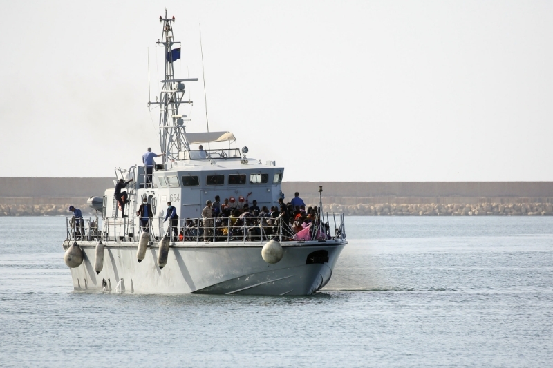 Des migrants secourus par les garde-côtes libyens sont emmenés à la base navale de Tripoli.
