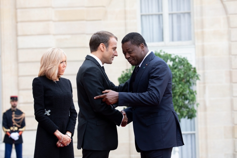 Le président togolais Faure Gnassingbé reçu à l'Elysée par son homologue français Emmanuel Macron et son épouse Brigitte Macron en septembre 2019.