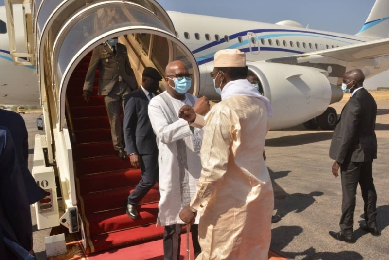 Le président tchadien Idriss Déby accueille son homologue burkinabè Roch Marc Christian Kaboré à N'Djamena, le 15 février.