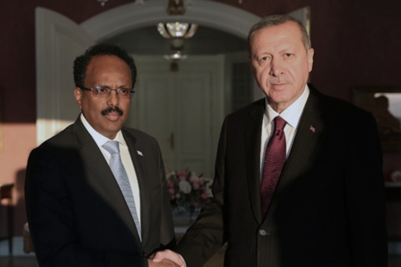 Le président somalien Mohamed Abdullahi Mohamed dit Farmajo (à gauche) et son homologue turc Recep Tayyip Erdogan.
