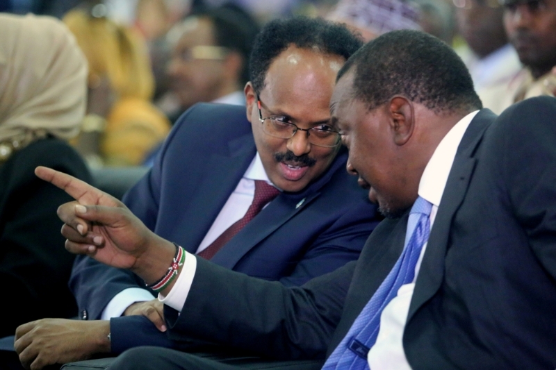 Les chefs d'Etat de Somalie et du Kenya, Mohamed Abdullahi Mohamed dit Farmajo (à gauche) et Uhuru Kenyatta.