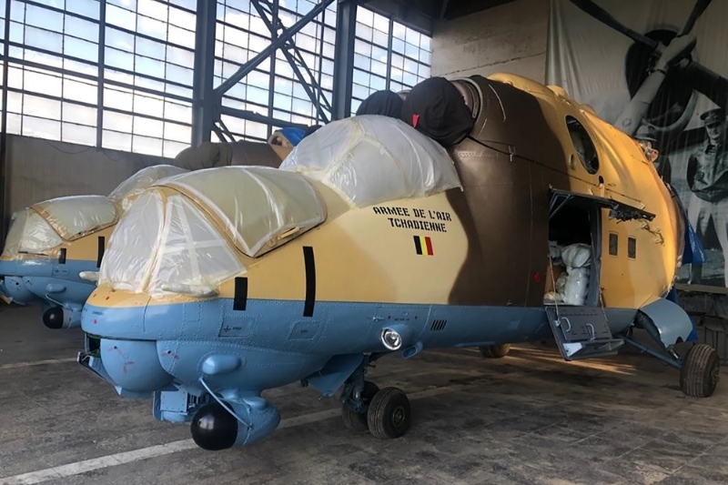 Deux hélicoptères Mi-24 des Forces armées tchadiennes remis à neufs, dans le hangar de l'usine de Tbilaviamsheni à Tbilissi.