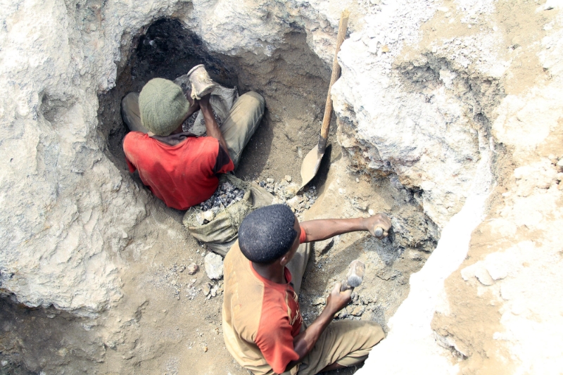 Des artisans miniers en RDC.