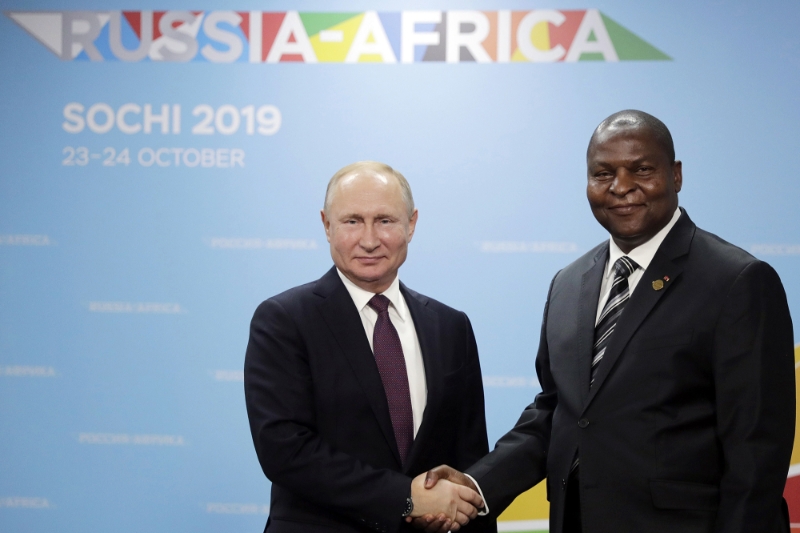 Le président centrafricain Faustin-Archange Touadéra et son homomogue russe Vladimir Poutine lors du sommet Russie-Afrique de Sotchi en 2019.