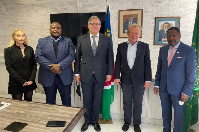 La délégation de l'entreprise a été reçue par le directeur exécutif du ministère des relations internationales namibien Penda Naanda (à droite).