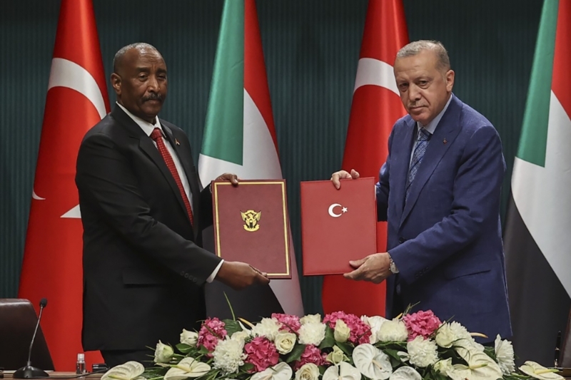 Le président du Conseil de souveraineté de transition soudanais, le général Abdel Fattah al-Burhan (à gauche), a été reçu par le président turc Recep Tayyip Erdogan à Ankara le 12 août 2021.