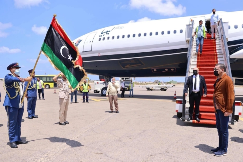 Le chef du gouvernement libyen Abdelhamid Dabaiba (à droite), devant l'avion présidentiel.
