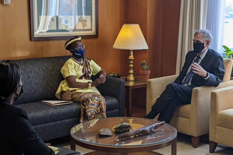 La cheffe de la diplomatie tanzanienne, Liberata Mulamula et le secrétaire d'Etat adjoint aux affaires africaines par intérim, Robert F. Godec.