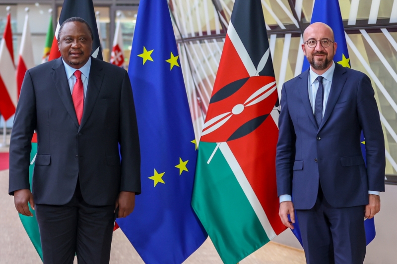 Le président kenyan Uhuru Kenyatta (à gauche) a rencontré fin juin 2021 à Bruxelles le président du Conseil européen Charles Michel.