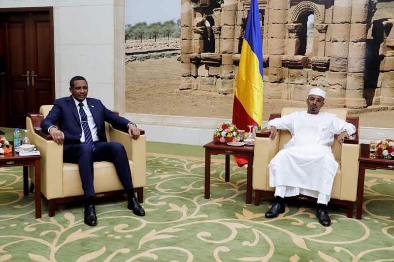 Le président du Conseil militaire de transition (CMT) tchadien Mahamat Idriss Déby (à droite) lors de sa rencontre avec le vice-président Mohamed Hamdan Dagalo, fin août 2021.