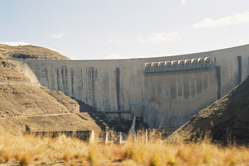 Katse, l'un des barrages déjà réalisés dans le cadre du Lesotho Highlands Water Project. Le projet sera complété par le barrage de Polihali.