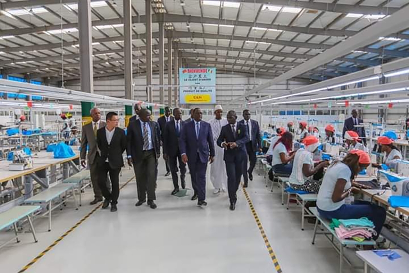 Le président sénégalais Macky Sall (au centre) lors de l'inauguration de la plateforme industrielle de Diamniadio.