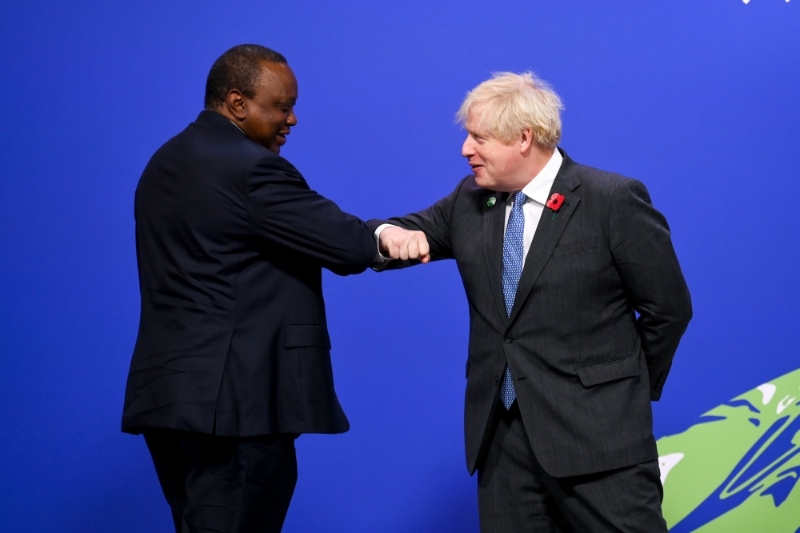 Le président kenyan Uhuru Kenyatta (à gauche) et le premier ministre britannique Boris Johnson à la COP26 de Glasgow, le 1er novembre 2021.