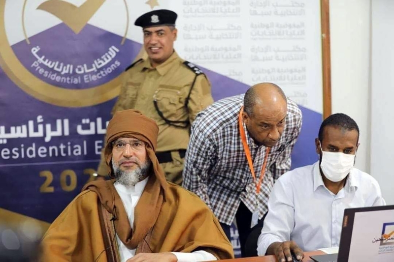 Saïf al-Islam Kadhafi (à gauche), fils de l'ancien dirigeant libyen Mouammar Kadhafi, s'inscrivant pour se présenter à la prochaine élection présidentielle, dans la ville de Sebha, au sud de Tripoli, en Libye, le 14 novembre 2021.