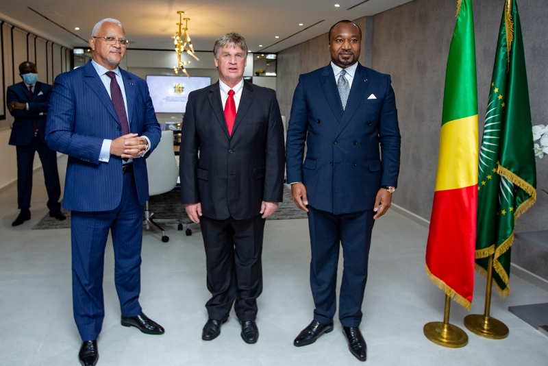 De gauche à droite : Jean-Marc Thystère Tchicaya, ministre des transports ; Eric Kenneth Mouritzen, PDG d'Allegiance Capital ; Denis Christel Sassou Nguesso, ministre de la coopération internationale.