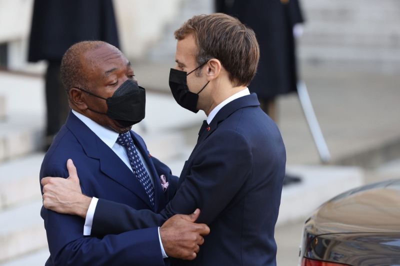 Le président français Emmanuel Macron accueille son homologue gabonais Ali Bongo à l'Elysée le 12 novembre 2021.