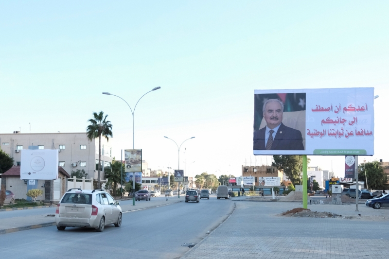 Un panneau d'affichage avec une image du commandant de l'Est de la Libye et candidat à la présidence Khalifa Haftar au bord d'une route à Benghazi, en Libye, le 22 décembre 2021.
