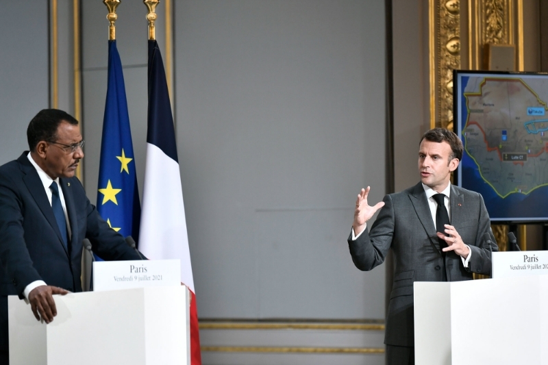 Le président français Emmanuel Macron (à droite) et le président du Niger Mohamed Bazoum (à gauche), lors du sommet du G5 Sahel qui s'est déroulé le 9 juillet 2021.
