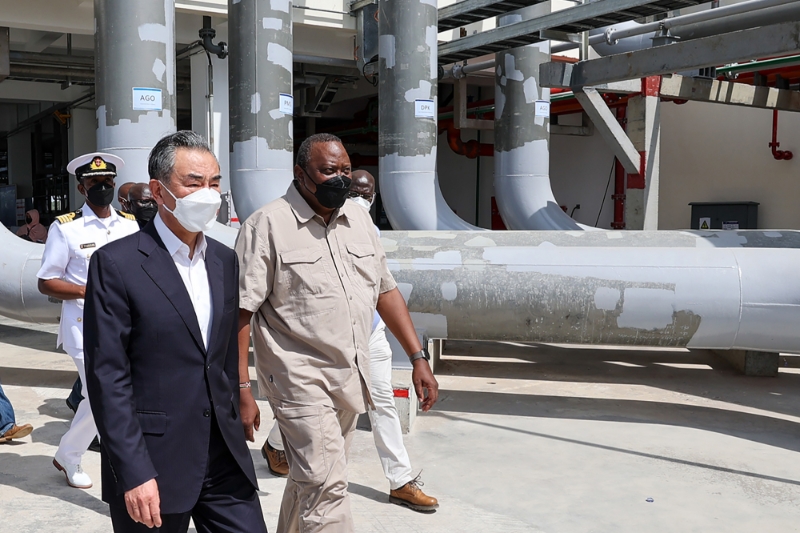 Le président kenyan Uhuru Kenyatta accompagné du ministre chinois des affaires étrangères Wang Yi, visitent le terminal pétrolier de Kipevu à Mombasa, le 6 janvier 2022.