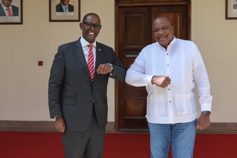 Le candidat au poste de gouverneur de Machakos Nzioka Waita (à gauche) et le président kenyan Uhuru Kenyatta.