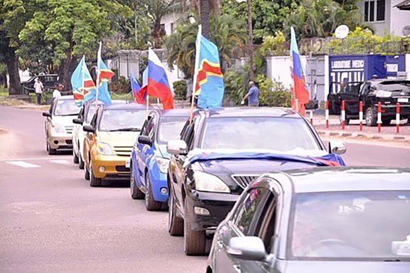 Un défilé organisé le 26 février 2022 dans les rues de Kinshasa en soutien à l'opération militaire russe en Ukraine.