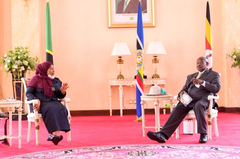 La présidente tanzanienne Samia Suluhu Hassan et le chef de l'Etat ougandais Yoweri Museveni.