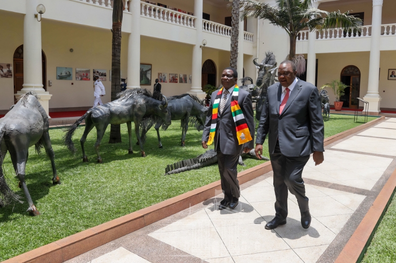 Le président zimbabwéen Emmerson Mnangagwa et son homologue kenyan Uhuru Kenyatta.