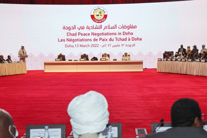 Les participants prennent place au début des négociations de paix au Tchad, à Doha, le 13 mars 2022.