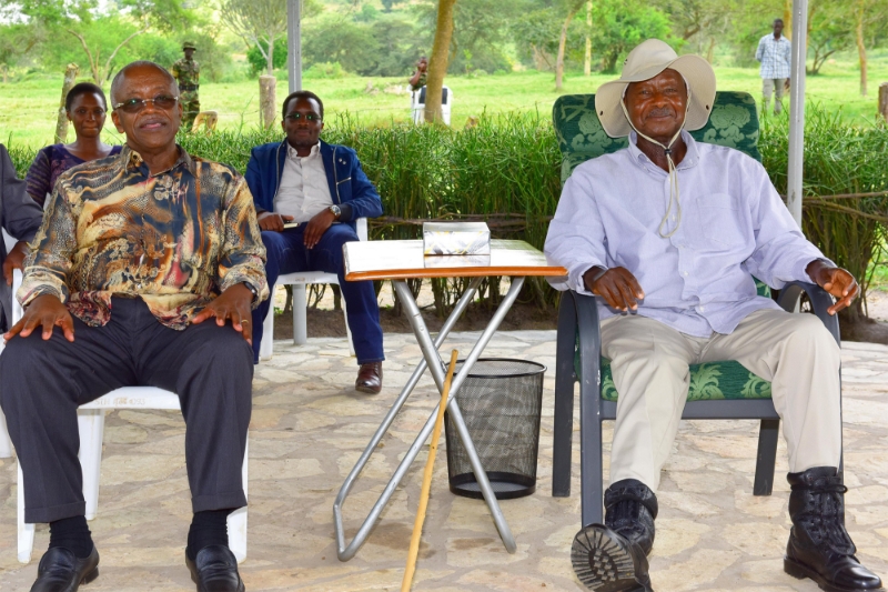 L'ancien premier ministre ougandais Amama Mbabazi et le président Yoweri Museveni, en 2019.