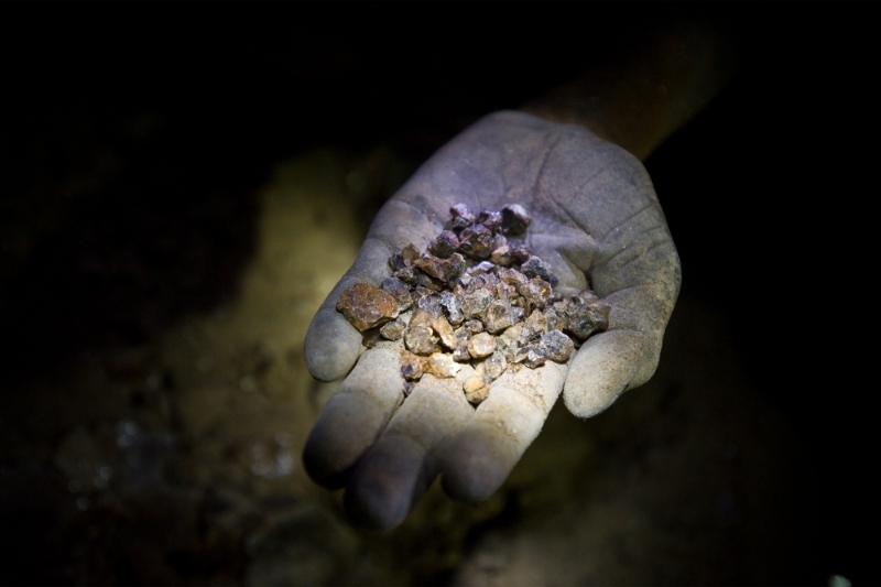 Des pierres de tanzanite, à l'intérieur d'une mine de Mirerani, en Tanzanie.