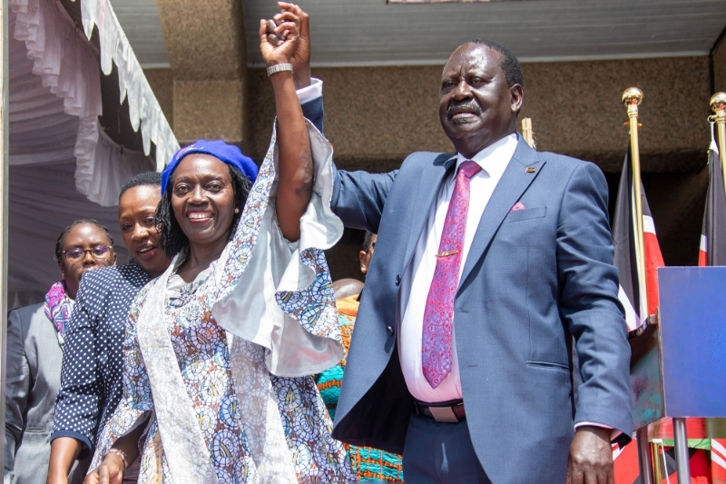 Raila Odinga (à droite) et sa colistière, Martha Karua.