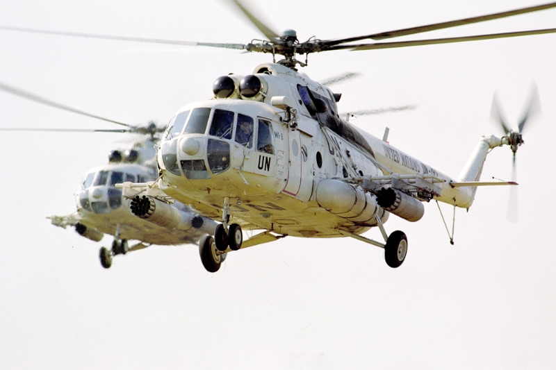 Deux hélicoptères Mil Mi-8, aux couleurs des Nations unies.