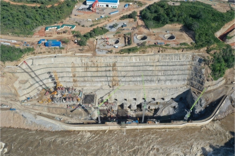 Le barrage Julius Nyerere, en cours de construction, sera inauguré en 2024 au plus tôt.