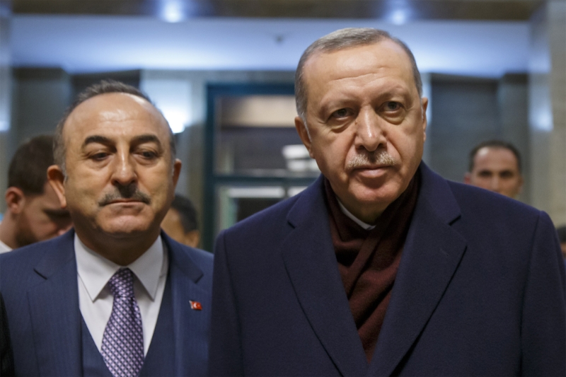 Le ministre turc des affaires étrangères Mevlüt Çavusoglu (à gauche), aux côtés du président Recep Tayyip Erdogan.