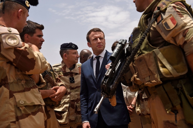 Le président français Emmanuel Macron rend visite aux troupes de l'opération antiterroriste française Barkhane dans la région africaine du Sahel à Gao, dans le nord du Mali, le 19 mai 2017.