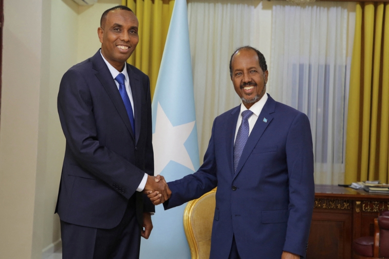 Le président somalien Hassan Sheikh Mohamoud (à droite) a nommé Hamza Abdi Barre premier ministre le 15 juin.