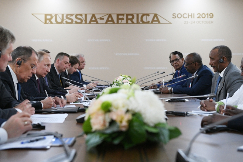 Le président russe Vladimir Poutine et le chef du conseil de transition du Soudan Abdel Fattah al-Burhan assistent à une réunion lors du sommet Russie-Afrique 2019 à Sotchi, en Russie.