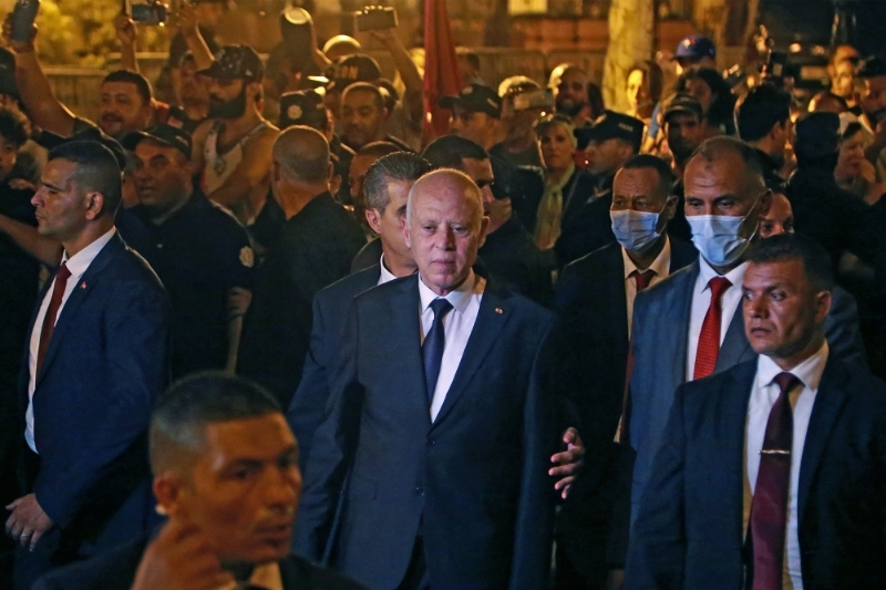 Le président Kaïs Saïed, sur l'avenue Habib Bourguiba, dans la nuit de lundi à mardi 26 juillet.
