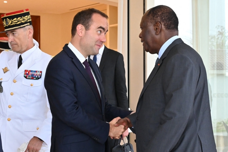 Le ministre des armées Sébastien Lecornu (à g.) avec le président ivoirien Alassane Ouattara, le 16 juillet 2022 à Abidjan.