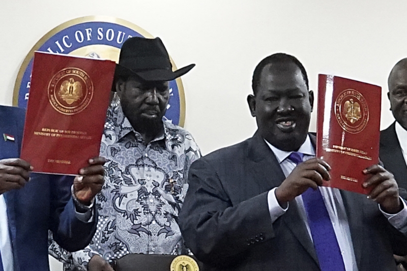 De gauche à droite, le président sud-soudanais Salva Kiir et son conseiller à la sécurité Tut Gatluak Manime.