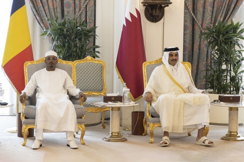Le président de la transition tchadien Mahamat Idriss Déby et l'émir qatari Tamim ben Hamad al-Thani, à Doha, au Qatar, le 8 août 2022.