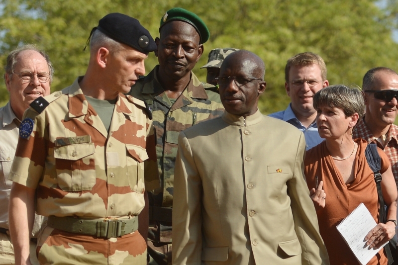 Yamoussa Camara, alors secrétaire à la défense, aux côtés de François Lecointre, commandant la mission de formation de l'Union européenne au Mali (EUTM Mali), le 18 mars 2013.