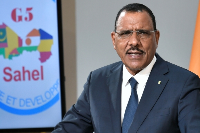 Le président du Niger, Mohamed Bazoum, prononce un discours à l'issue d'un sommet vidéo avec les dirigeants des pays du G5 Sahel, le 9 juillet 2021.