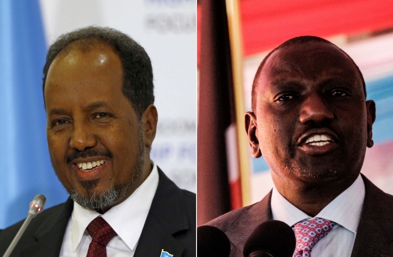 Le président somalien Hassan Sheikh Mohamoud et à droite son homologue kenyan William Ruto.