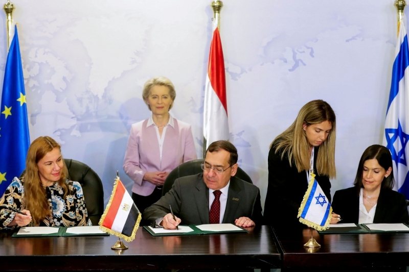 La présidente de la Commission européenne, Ursula Von Der Leyen, lors de la signature du protocole d'accord gazier tripartite UE-Egypte-Israël, au Caire le 15 juin 2022.
