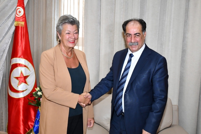 La commissaire européenne aux affaires intérieures, Ylva Johansson, aux côtés du ministre tunisien de l'intérieur, Kamel Feki, le 27 avril 2023 à Tunis.