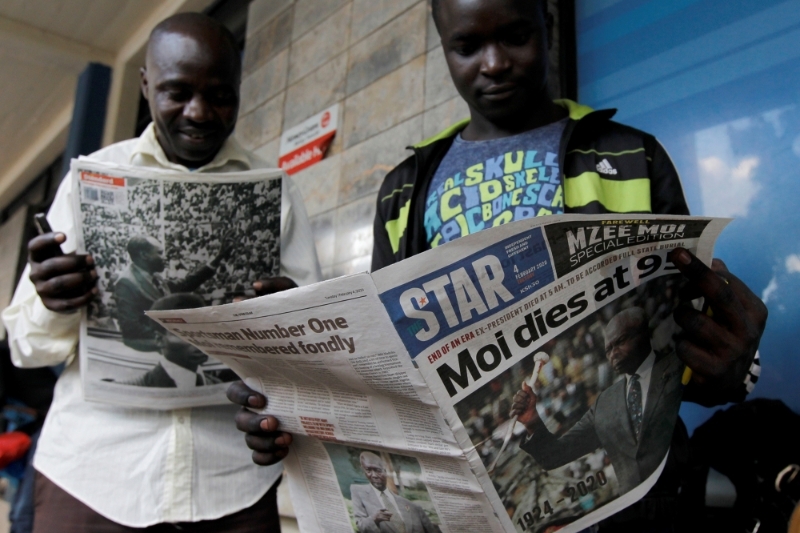 Kenyans lisant l'édition du quotidien The Star qui appartient au Radio Africa Group (RAG), le 4 février 2020 à Nairobi.