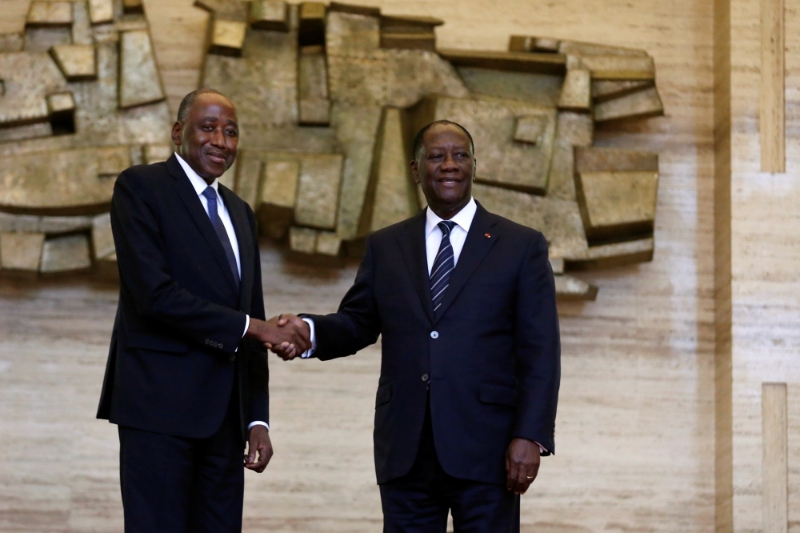 Amadou Gon Coulibaly (à gauche) lors de sa nomination en 2017, avec Alassane Ouattara.