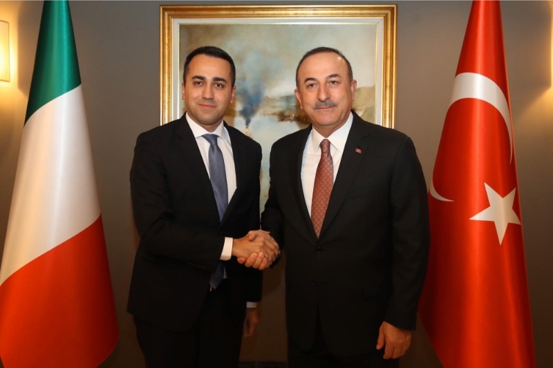 Rencontre entre Luigi Di Maio (à gauche) et Mevlüt Çavusoglu, respectivement ministres des affaires étrangères d'Italie et de Turquie.